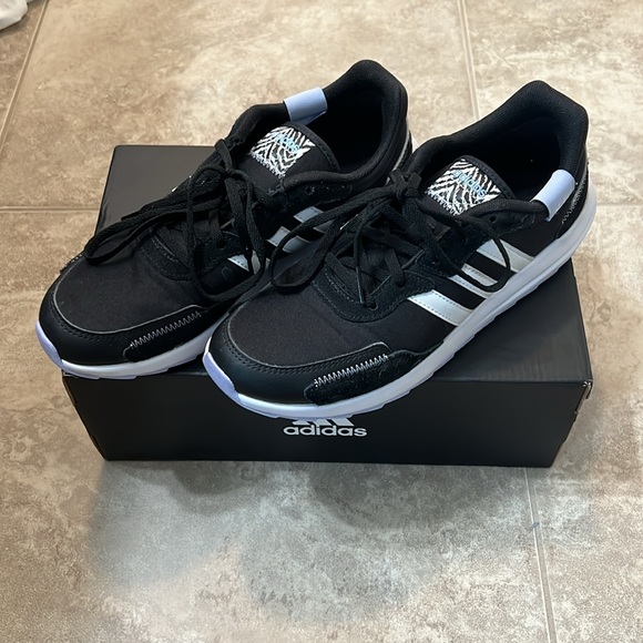 Adidas Womens Retrorun Running shoe, black/white/violet tone with zebra accents - Picture 4 of 7